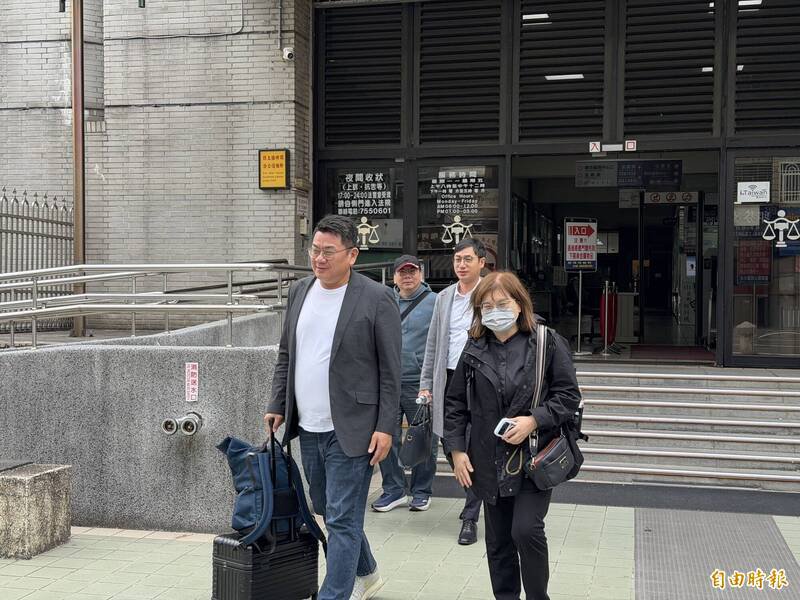 原住民立委伍丽华遭到国民党涉嫌不实造假罢免连署案，国民党组发会副主委黄碧云（右）今在法庭上认罪。（记者叶永骞摄）