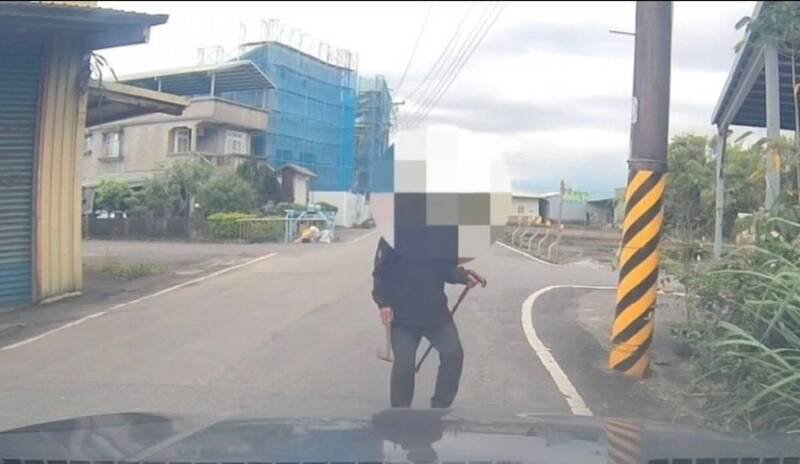 蔡姓男子手持斧头、拐杖在宜兰市区行走，吓坏不少用路人。（警方提供）