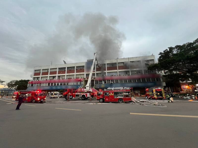 辅仁大学的体育系研究室今天不明原因冒烟起火，幸无师生受困，火势稍早也已扑灭。（记者黄政嘉翻摄）
