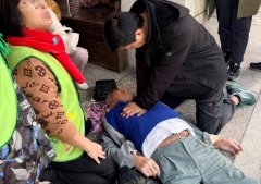 百岁人瑞下车心脏突停止倒地 休假消防小队长及时抢救保命