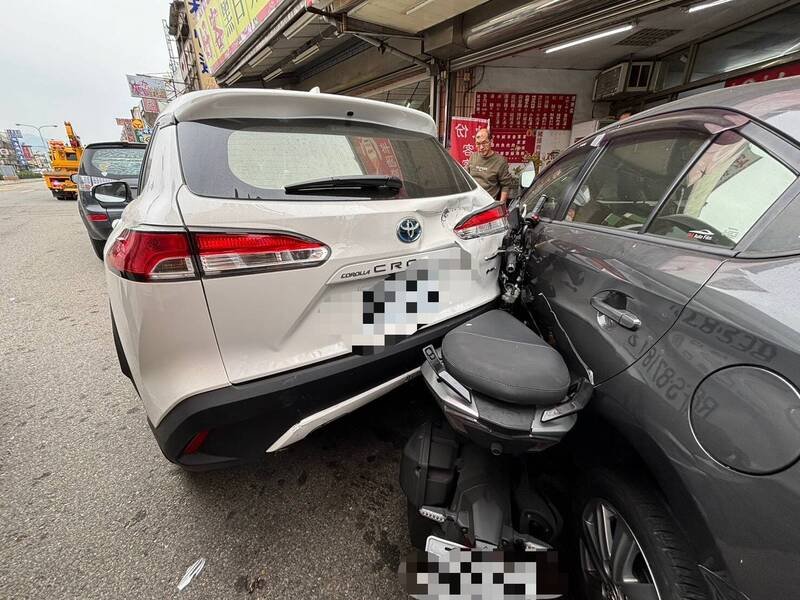 大型吊臂车行经台6线苗栗县公馆乡路段，疑煞车失灵连环撞，1辆机车卡在轿车下，受损严重。（警方提供）