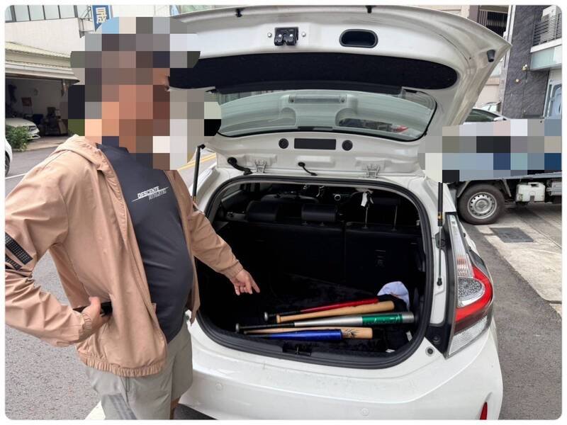 警方查扣木棍铝棒等涉案证物。（警方提供）