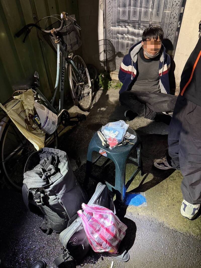 男子廖聪贤涉嫌以开山刀杀死父母，事后被捕。（资料照）