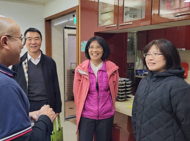 法务部保护司洪信旭司长（左二）及士林地检署张云绮检察长（右二）等人亲临戒毒中心鼓励更生人，戒毒中心主任「阿民」感谢各界支持鼓励，尤其更保士林分会黄于玲主任（右一）长久的陪伴与关怀。（记者刘咏韵翻摄）