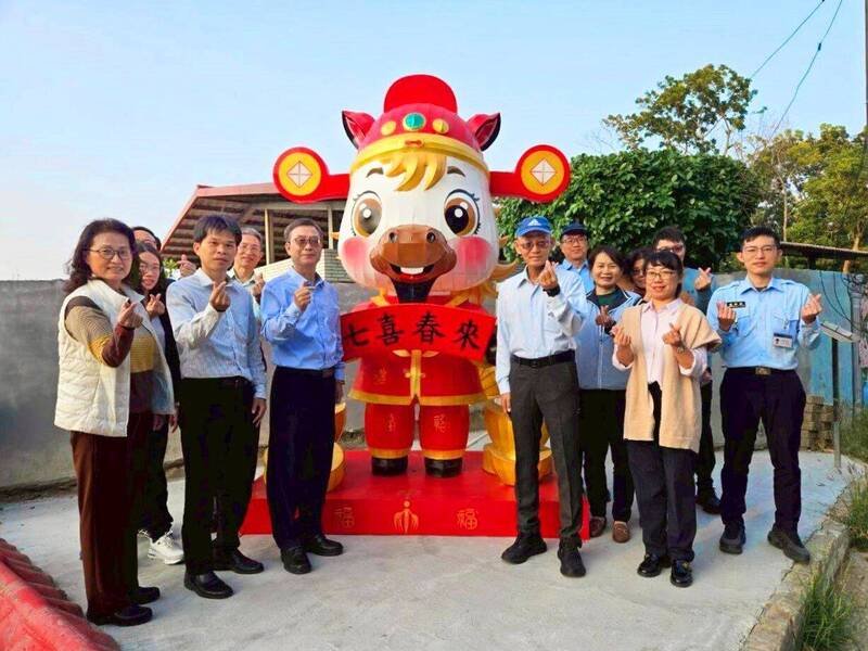 典狱长陈育鼎率课室主管点灯。（南二监提供）