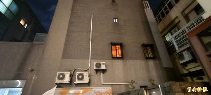 陈家一楼铁门深锁，二楼有亮灯。（记者张轩哲摄）