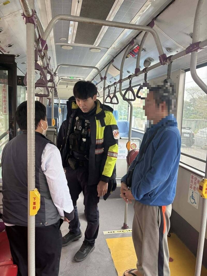 49岁男子癫痫发作，在公车上拿起灭火器猛喷，警方到场询问公车司机始末。（摘在Threads 网站）