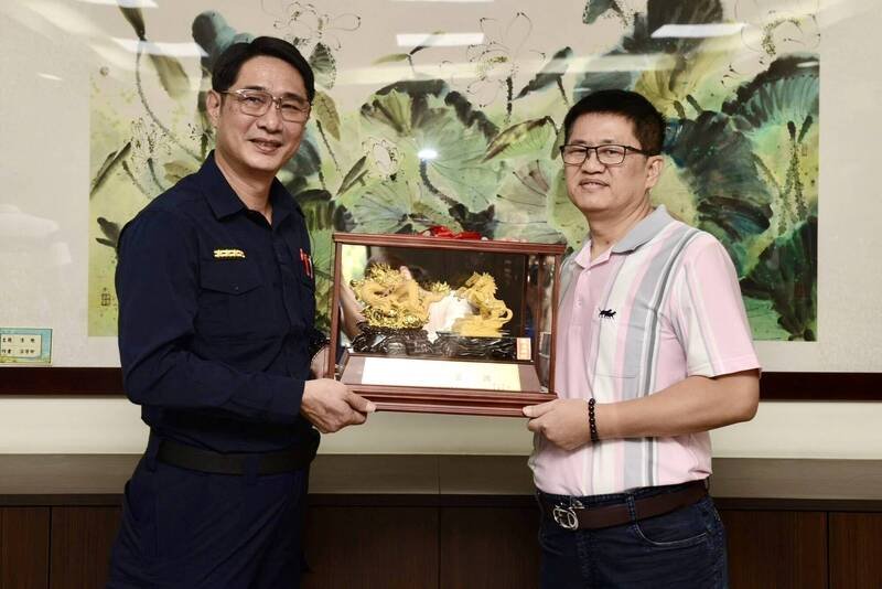 草屯警分局长刘千祥（左）26日调任彰化分局长。（草屯警分局提供）