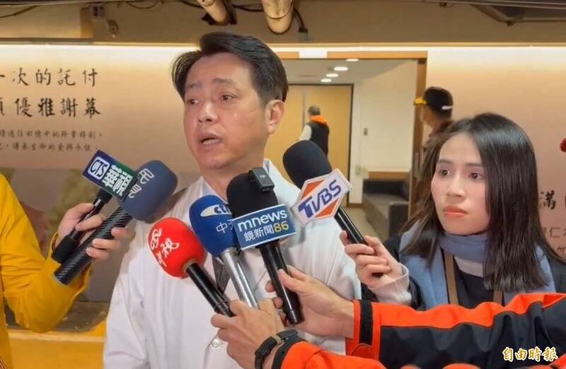 基隆长庚医院院长吴俊德今天说明抢救殉职仁爱消防分队小队长詹能杰的过程。（记者俞肇福摄）