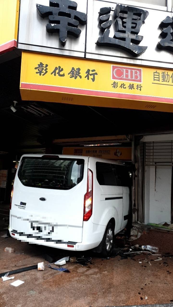 三立新闻台一辆采访车今日下午行经台北市中山区一江街与南京东路口时，突失控冲进路口的彰化银行内。（记者郑景议翻摄）

