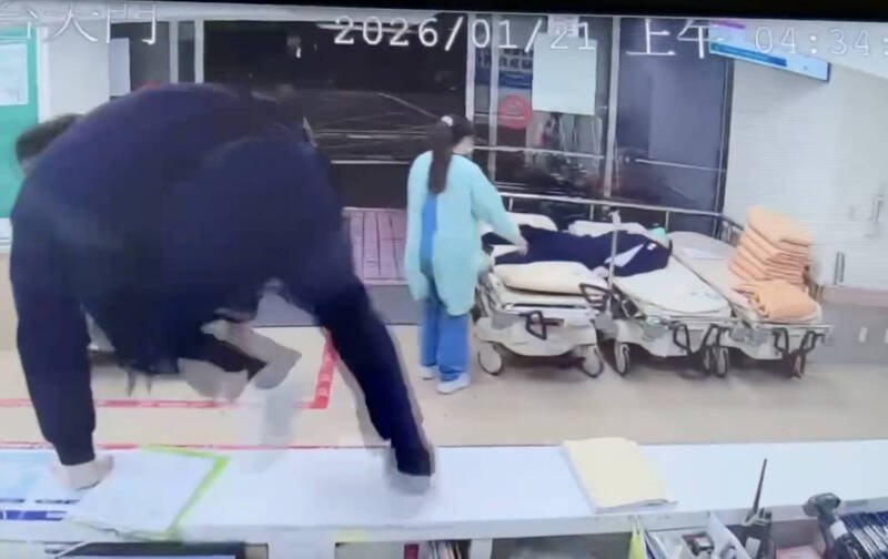 男护理师被林姓男患者出拳殴打，另名男护理师直接飞跳过护理站跑到门外阻挡男患者再伤人。（记者蔡淑媛翻摄）