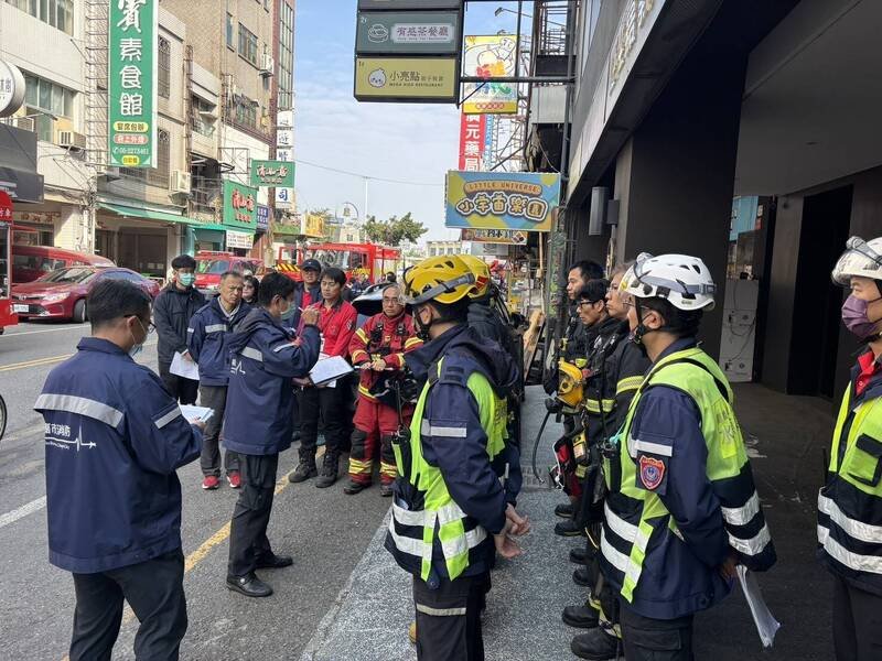 嘉义市嘉年华大楼今举行火灾演练，精进抢救受困民众流程。（嘉义市消防局提供）