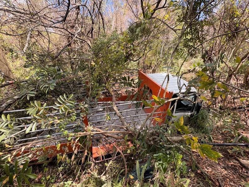 11吨货车翻落100公尺深的山谷。（仁爱警方提供）