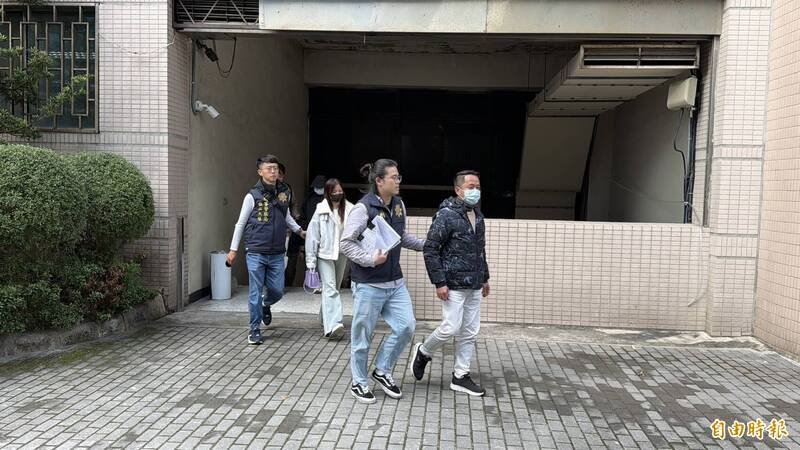 前媒体从业人员陈姓男子（右1）担任圣石金业公关长期间，涉嫌利用过去媒体圈的人脉为非法金业公司牵线护航。（记者邱俊福摄）