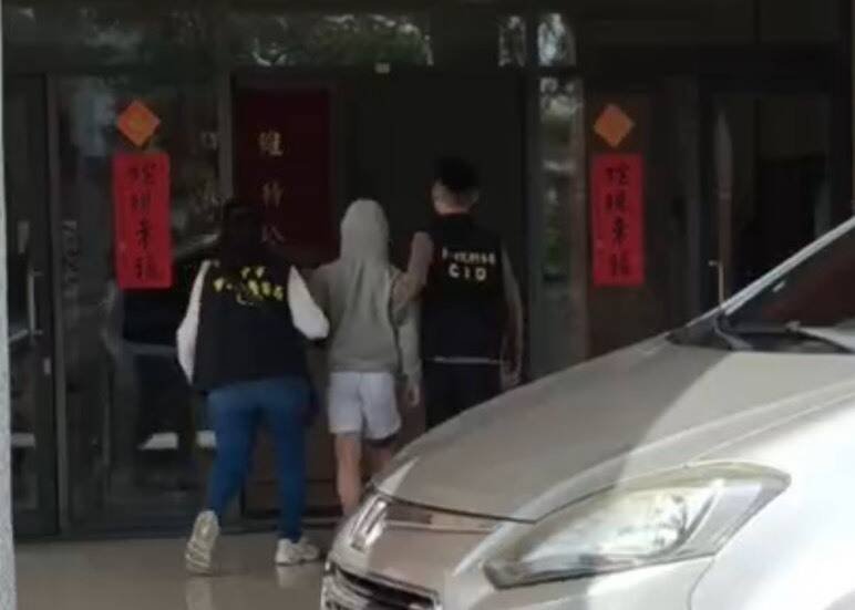 警方将涉案少年带回侦办。（民众提供）