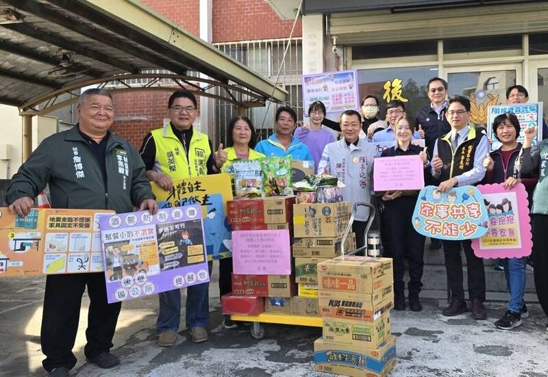 台南后壁分驻所获赠执勤物资。（警方提供）