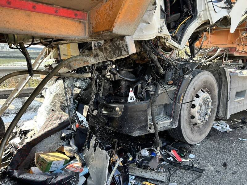国道10号追撞车祸，砂石车车体严重毁损。（警方提供）