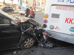 台中公车靠站突「砰」一声   轿车猛撞车尾惨况曝