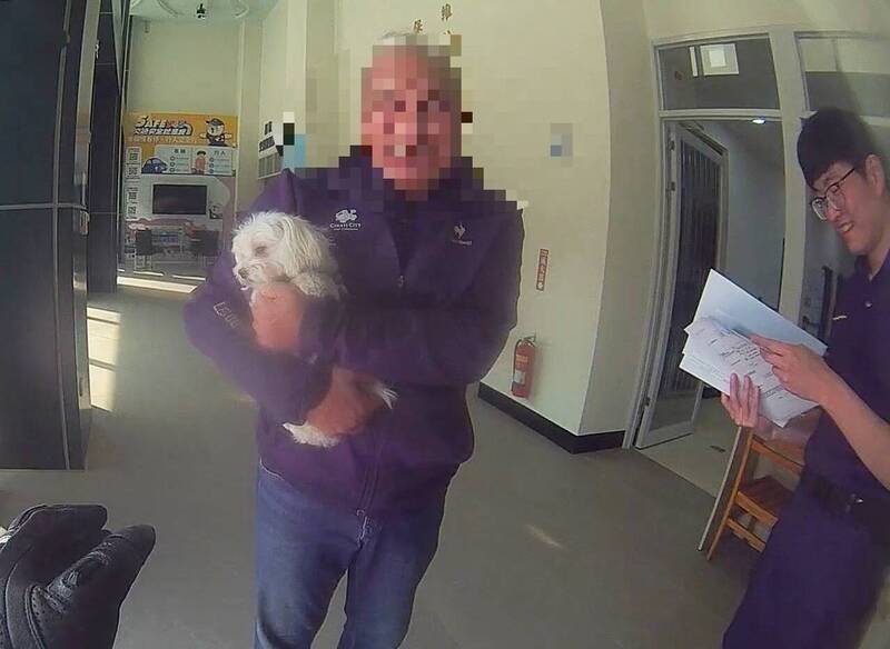 宠物犬跳到主人怀里，双方情绪激动。（图由警方提供）