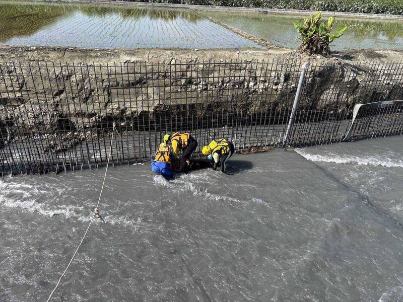 老翁不坠落二水八堡圳灌溉渠道，被救起已无生命迹象。（民众提供）