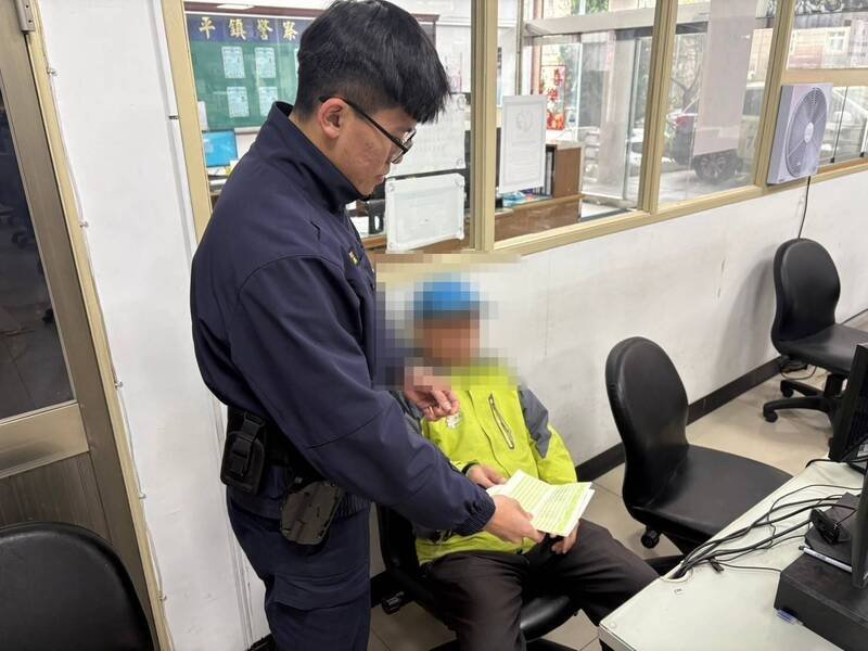 年关前，平镇派出所警员苦口婆心劝阻彭姓老翁（右）免于遭「假投资，真诈骗」。（警方提供）