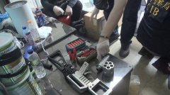 少见甩锅活人！水泥工拥罕见左轮散弹枪 推给入狱友惨被打脸