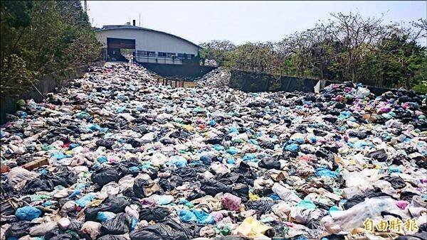 因为业者遭到恐吓，导致琉球垃圾清运标案多次流标，岛上垃圾堆积暴量，冲击观光业与环境卫生。（资料照）