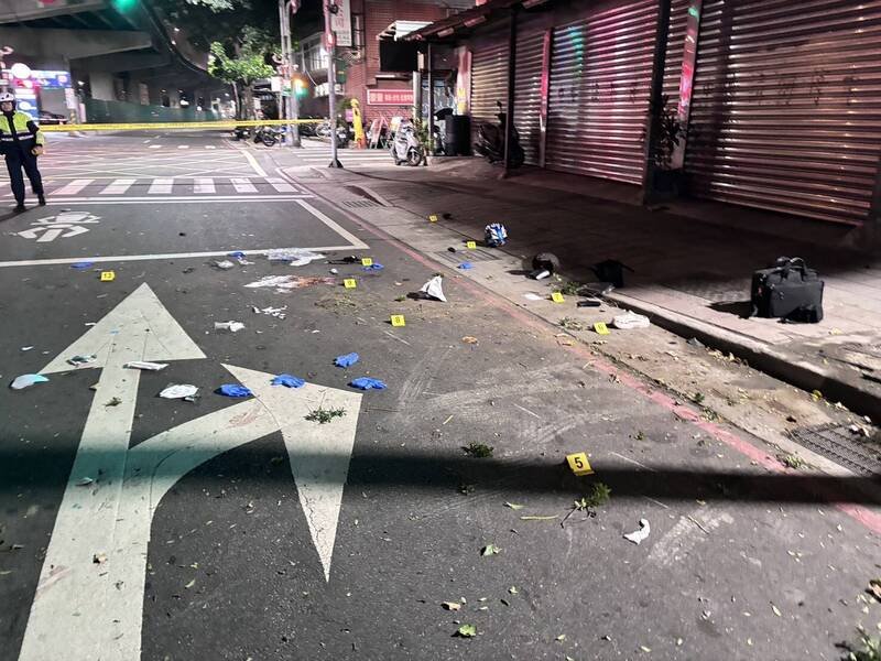 新北市三重今天凌晨惊传死亡车祸，邱姓女骑士撞击前车后身亡，车祸肇因仍待调查厘清。（记者吴仁捷翻摄）