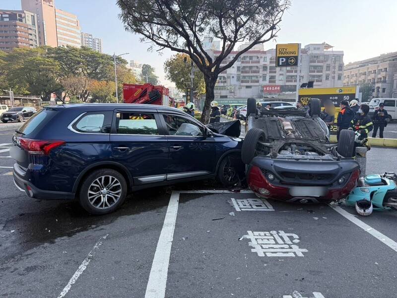 高雄两车碰撞波及机车酿伤2女受伤送医，红色轿车翻覆四轮朝天。（民众提供）