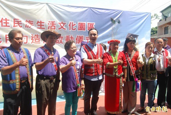 全国第一个都市型部落「三峡原住民族生活文化园区」动工，新北市长朱立伦（中）亲临主持。（记者张安荞摄）