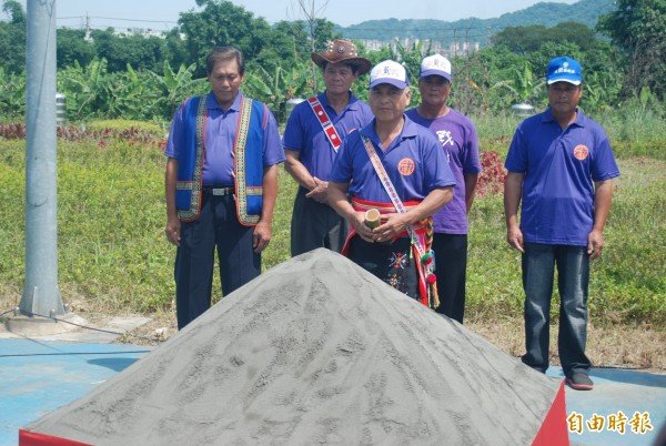 三莺部落终于动工重建，部落长老带领举办传统仪式，向祖灵祈福。（记者张安荞摄）