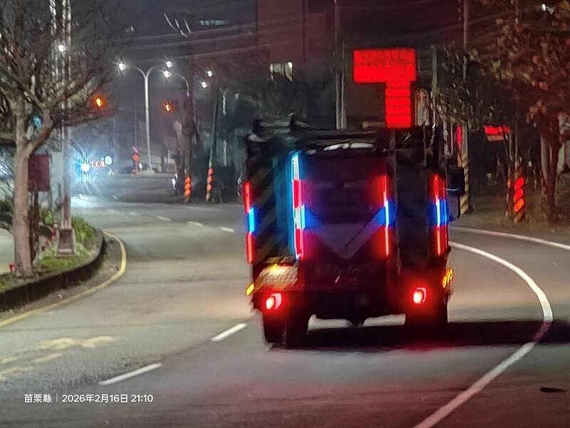 消防车赶赴灌救。（民众提供）