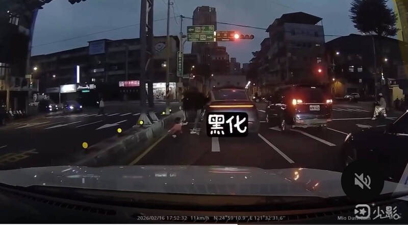 新北市新店区发生一名男子丢包小孩事件。（取自threads网友@nicoleweng15）