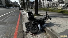 台南南区小年夜汽车过弯失控逆向冲撞机车3人伤 亲友上网征求行车纪录影片