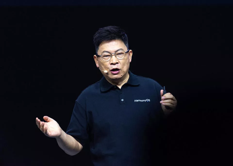 余承东回应开车“睡觉”：当时在看手机 第一次去自首