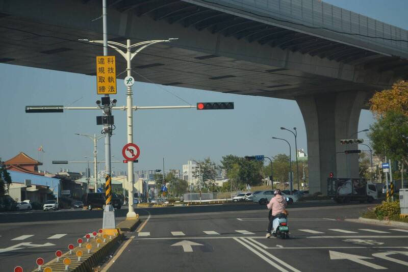 台中太平执行科技执法,其中市民大道与环中东路口,半年就开出5480件,是「业绩」最好的路口。(记者陈建志摄) 台中太平执行科技执法,其中市民大道与环中东路口,半年就开出5480件,是「业绩」最好的路口。(记者陈建志摄)