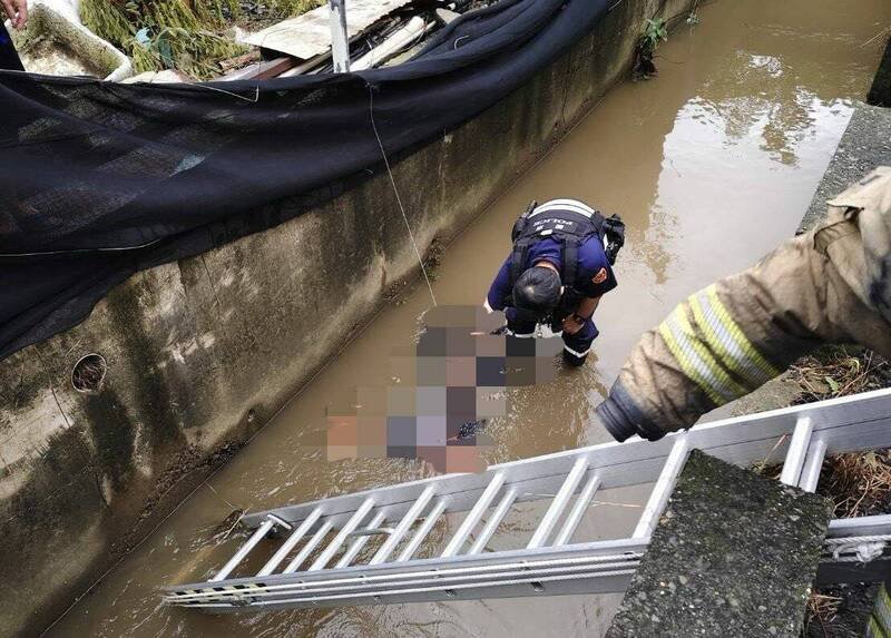 黄妇失控自撞大排护墩后坠入大排内,脸部朝下泡在水中,救援人员架梯救援。(民众提供) 黄妇失控自撞大排护墩后坠入大排内,脸部朝下泡在水中,救援人员架梯救援。(民众提供)