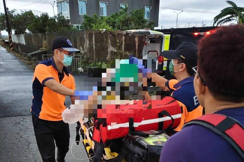 黄妇被救起送医仍告不治。(民众提供) 黄妇被救起送医仍告不治。(民众提供)