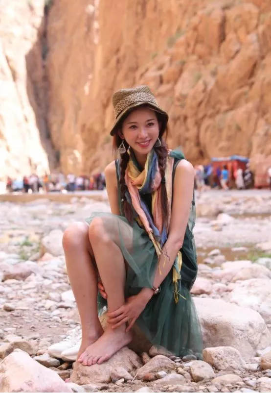 林志玲3岁儿子身高惊人,老公空手让老婆背大包