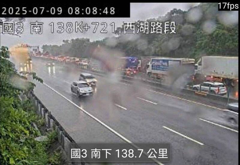 车流回堵。(翻摄国道即时影像) 车流回堵。(翻摄国道即时影像)