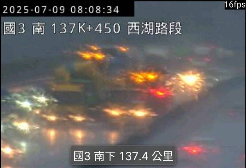 国3北上137.6公里处西湖服务区前,上午7点6分许,发生4车追撞事故,现场进行拖吊排除中。(翻摄国道即时影像) 国3北上137.6公里处西湖服务区前,上午7点6分许,发生4车追撞事故,现场进行拖吊排除中。(翻摄国道即时影像)