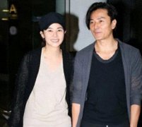郑伊健夫妻美国吃米线！51岁蒙嘉慧简直不敢认