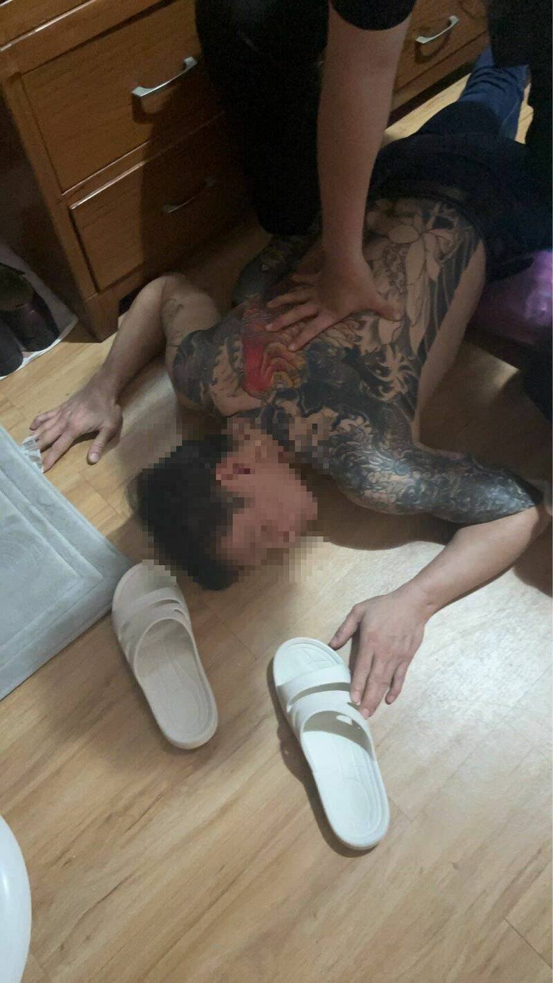 警方搜索诈欺洗钱据点时,发现15名「人头老板」或「人头董事长」住在一起。(警方提供) 警方搜索诈欺洗钱据点时,发现15名「人头老板」或「人头董事长」住在一起。(警方提供)