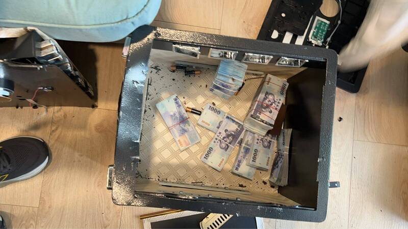 警方于据点查扣的现金。(警方提供) 警方于据点查扣的现金。(警方提供)