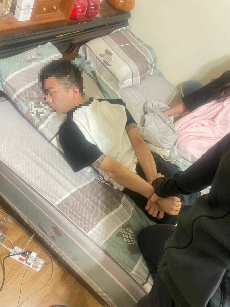 警方搜索诈欺洗钱据点时,发现15名「人头老板」或「人头董事长」住在一起。(警方提供) 警方搜索诈欺洗钱据点时,发现15名「人头老板」或「人头董事长」住在一起。(警方提供)