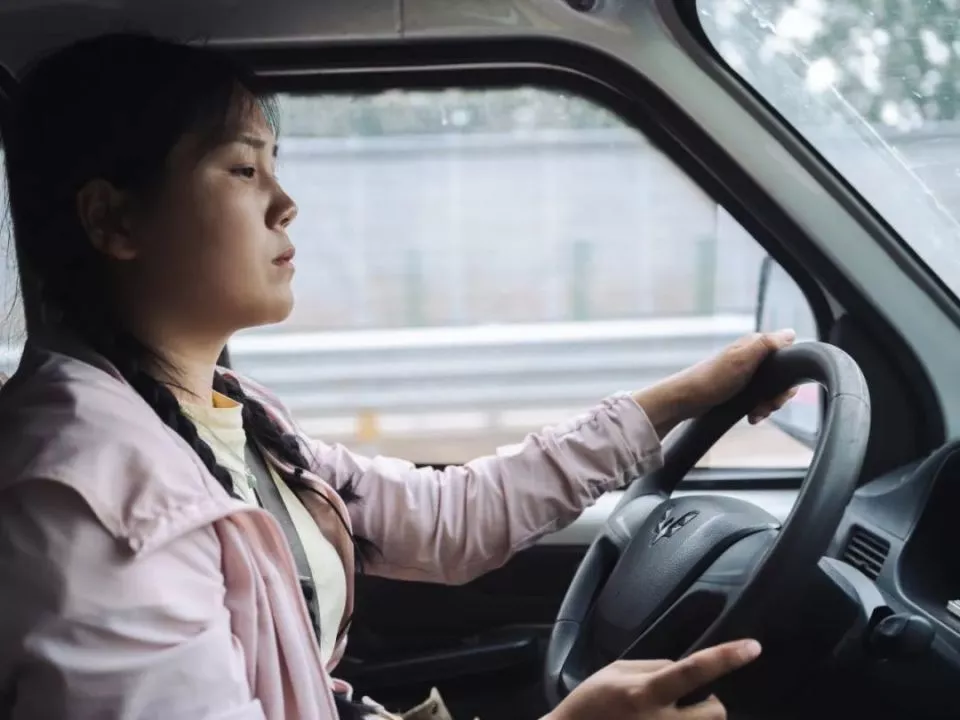 00后女孩,高温下穿过千里麦田