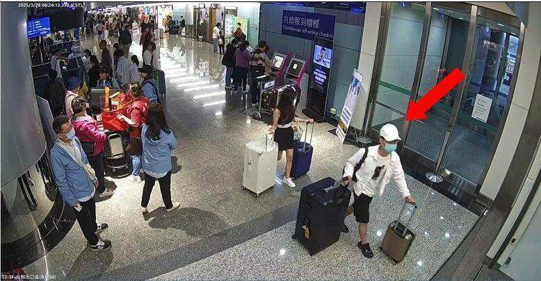 弃保潜逃的叶展皓跟女友一起准备向航空公司办理报到的身影。(新竹地检署提供) 弃保潜逃的叶展皓跟女友一起准备向航空公司办理报到的身影。(新竹地检署提供)