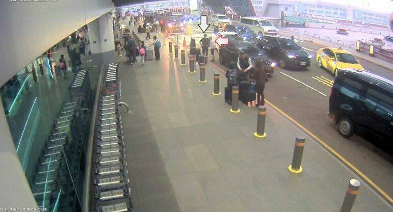 箭头所指的就是涉嫌弃保潜逃的健身教练叶展皓(白上衣者)、跟帮助他潜逃海外的王姓男子。(新竹地检署提供) 箭头所指的就是涉嫌弃保潜逃的健身教练叶展皓(白上衣者)、跟帮助他潜逃海外的王姓男子。(新竹地检署提供)