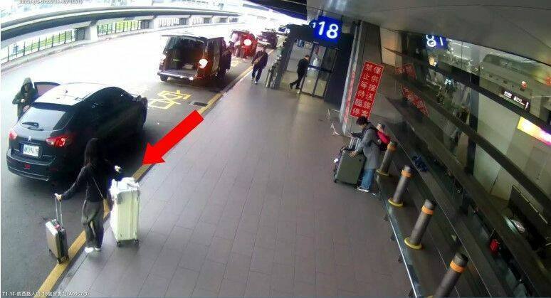 杨姓女子被控涉嫌协助前男友、健身教练叶展皓潜逃后,只身返国的身影。(新竹地检署提供) 杨姓女子被控涉嫌协助前男友、健身教练叶展皓潜逃后,只身返国的身影。(新竹地检署提供)
