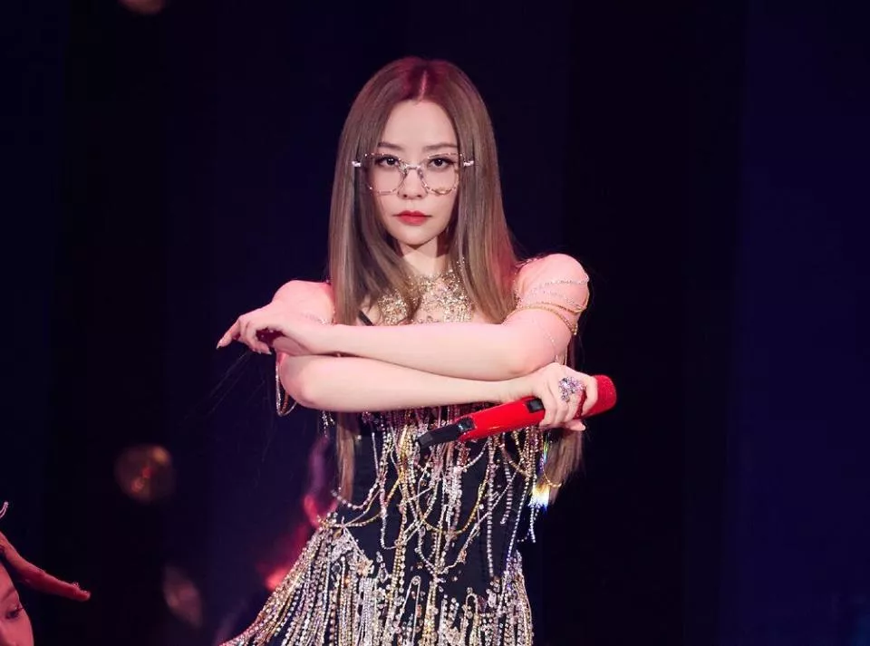 张靓颖被骂上热搜,华语乐坛要变天了